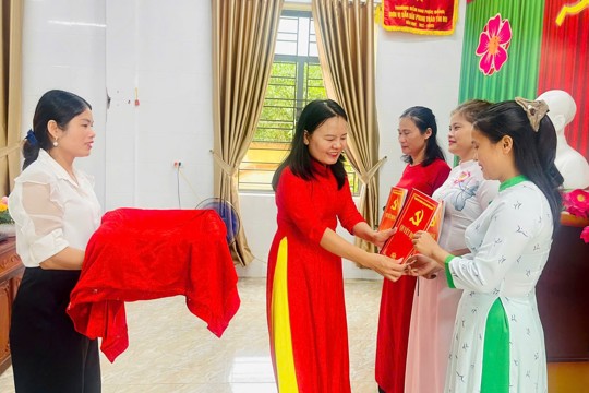 Đảng bộ Trường Mầm non Hương Bình công bố các quyết định thành lập chi bộ trực thuộc