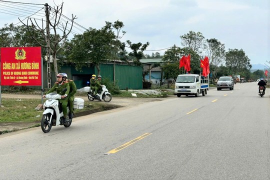 Chấp hành quy định về tốc độ, giữ khoảng cách an toàn khi tham gia giao thông