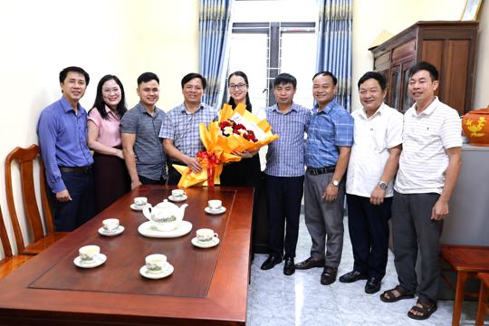 Lãnh đạo xã Hương Bình chúc mừng Ngày truyền thống ngành Tuyên giáo của Đảng
