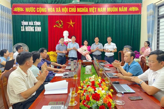Các cơ quan, đơn vị tặng hoa chúc mừng các phòng nhân ngày truyền thống 28/8
