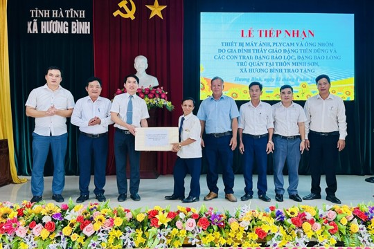 Trao hỗ trợ thiết bị máy ảnh, flycam, ống nhòm cho UBND xã Hương Bình