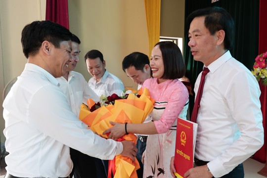 Hương Bình công bố các quyết định sắp xếp cơ sở giáo dục, tổ chức Đảng và công tác cán bộ