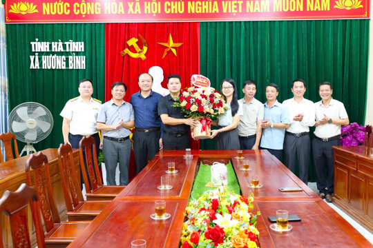 Thuế cơ sở 5 tỉnh Hà Tĩnh chúc mừng ngày truyền thống các ban Đảng, UBKT, Văn phòng cấp ủy xã Hương Bình