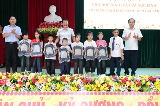 Trao 100 suất quà động viên học sinh có hoàn cảnh khó khăn