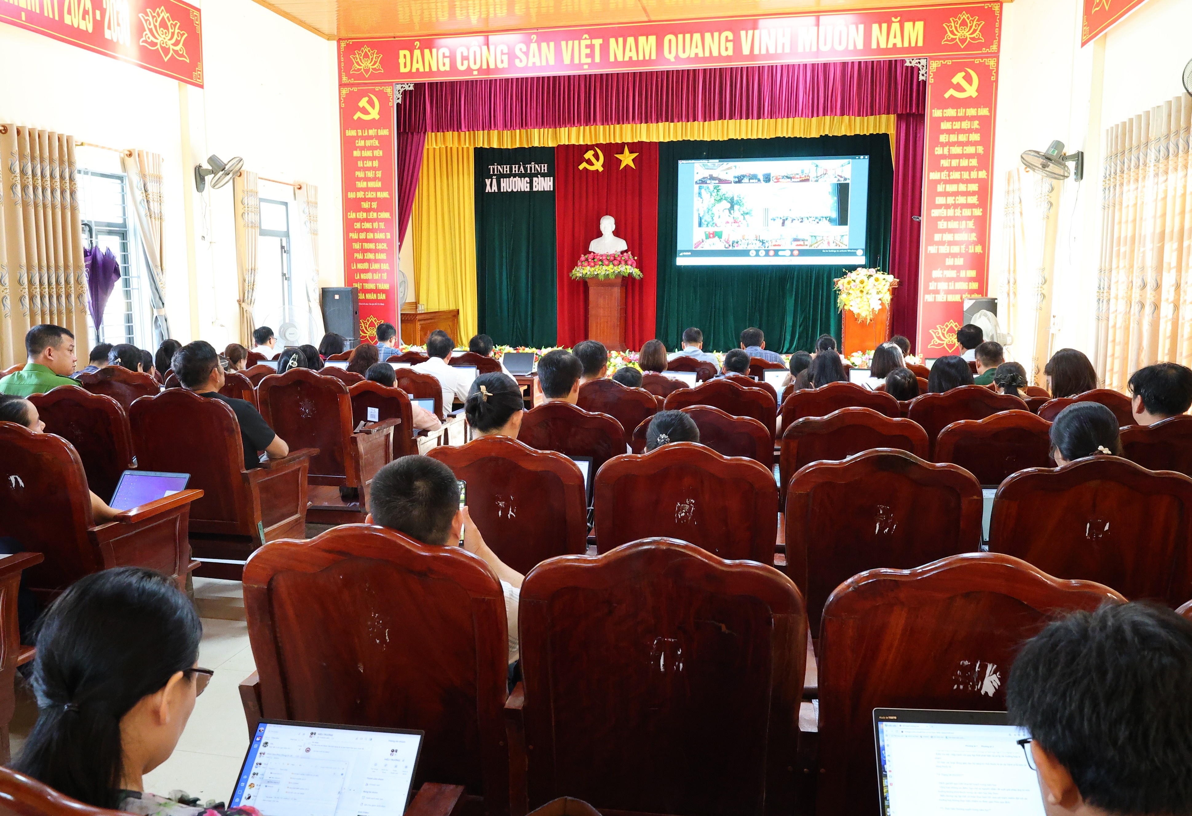 Nâng cao kỹ năng khai thác và sử dụng AI trong thực thi công vụ
