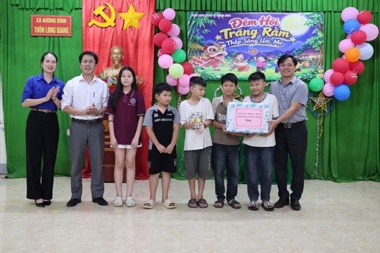Ấm áp Tết Trung thu cùng thiếu nhi xã Hương Bình