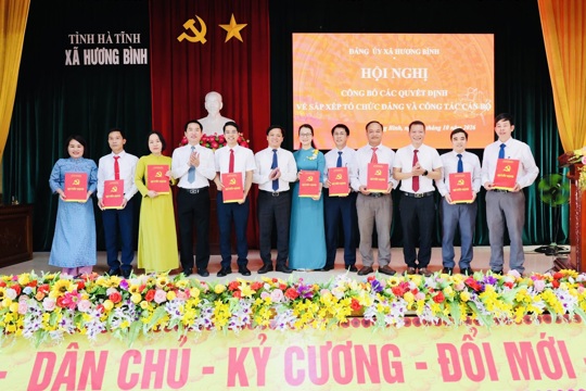 Đảng ủy xã Hương Bình công bố các quyết định về sắp xếp tổ chức Đảng và công tác cán bộ