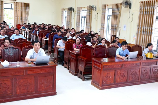 Bồi dưỡng chính trị cho đội ngũ cán bộ quản lý và giáo viên chuẩn bị bước vào năm học mới 2026 – 2027.