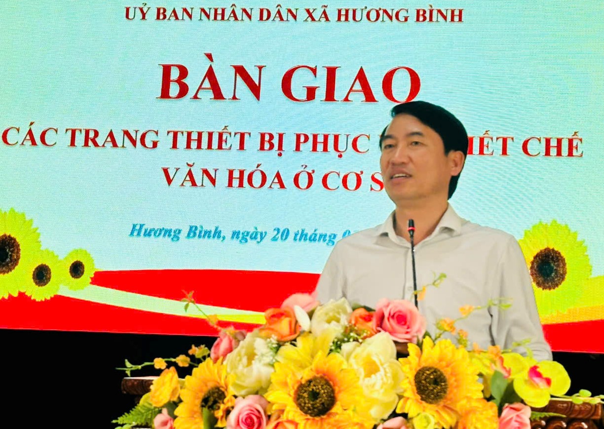 Hương Bình trao hỗ trợ thiết bị âm thanh cho các thôn 