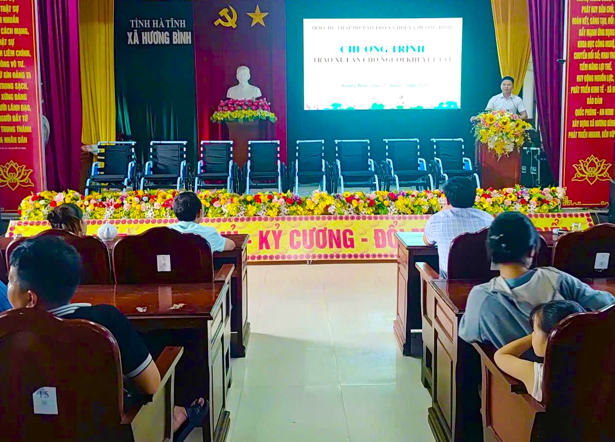 Hội Chữ thập đỏ - Bảo trợ xã hội xã Hương Bình trao tặng xe lăn cho người khuyết tật 