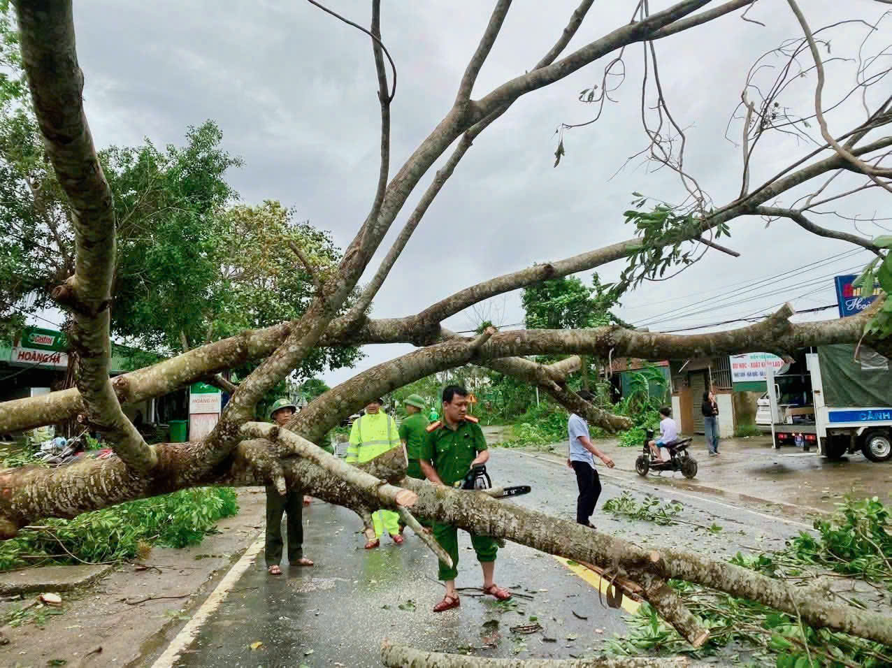 Công an xã Hương Bình tập trung phối hợp phòng ngừa và khắc phục hậu quả sau bão số 10 
