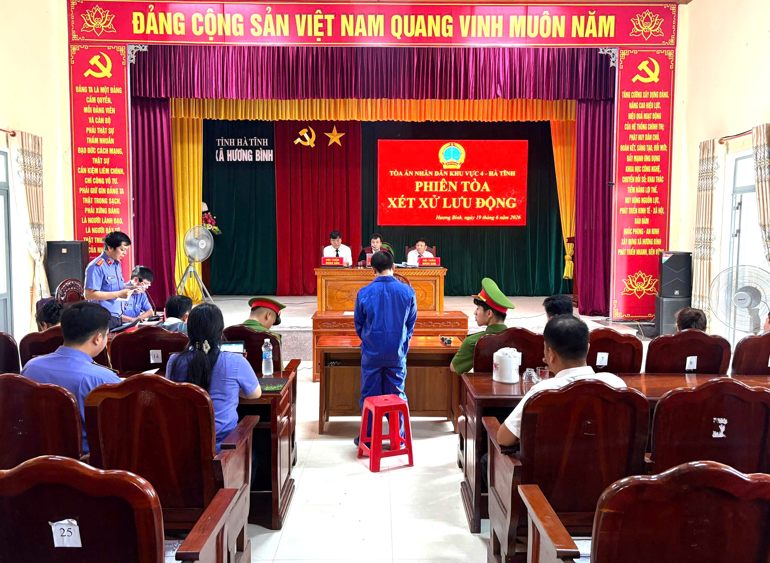 Không có giấy phép lái xe vẫn điều khiển xe ô tô gây tai nạn chết người lĩnh 15 tháng tù giam