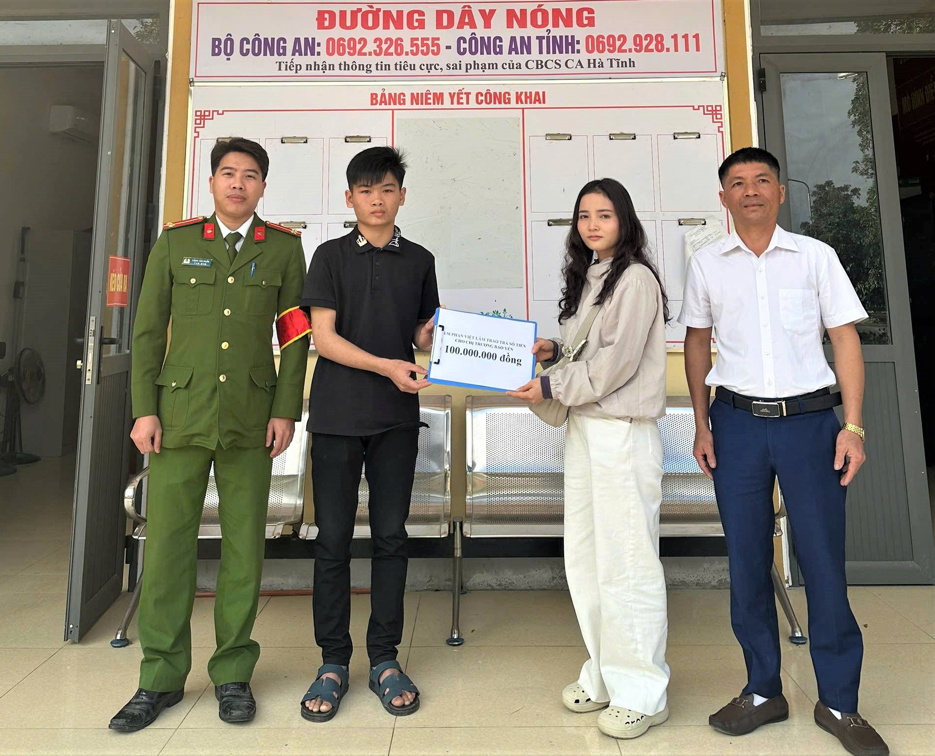 Nam sinh trả lại 100 triệu đồng do người khác chuyển nhầm