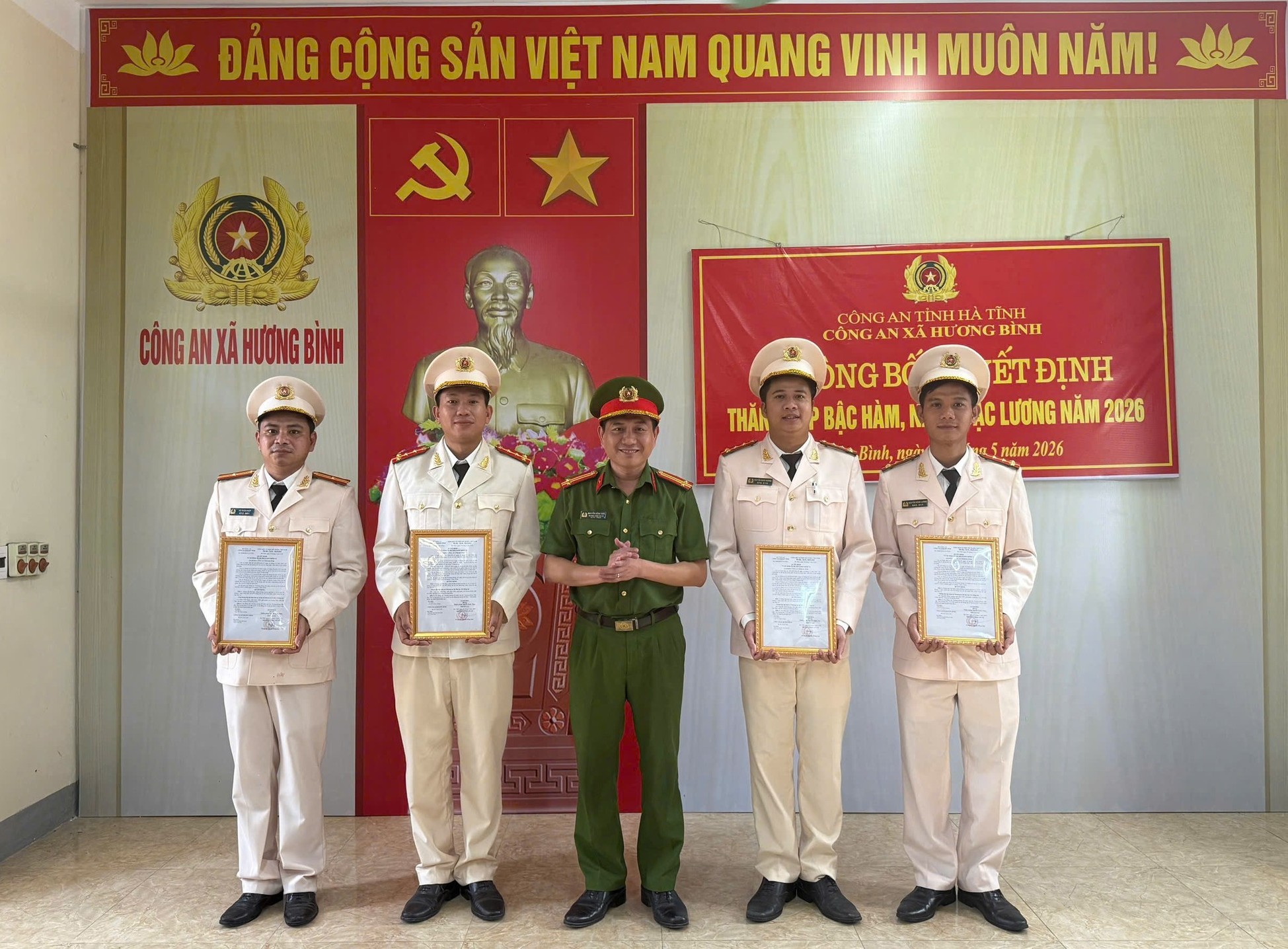 Công an xã Hương Bình công bố thăng cấp bậc quân hàm, nâng bậc lương năm 2026 