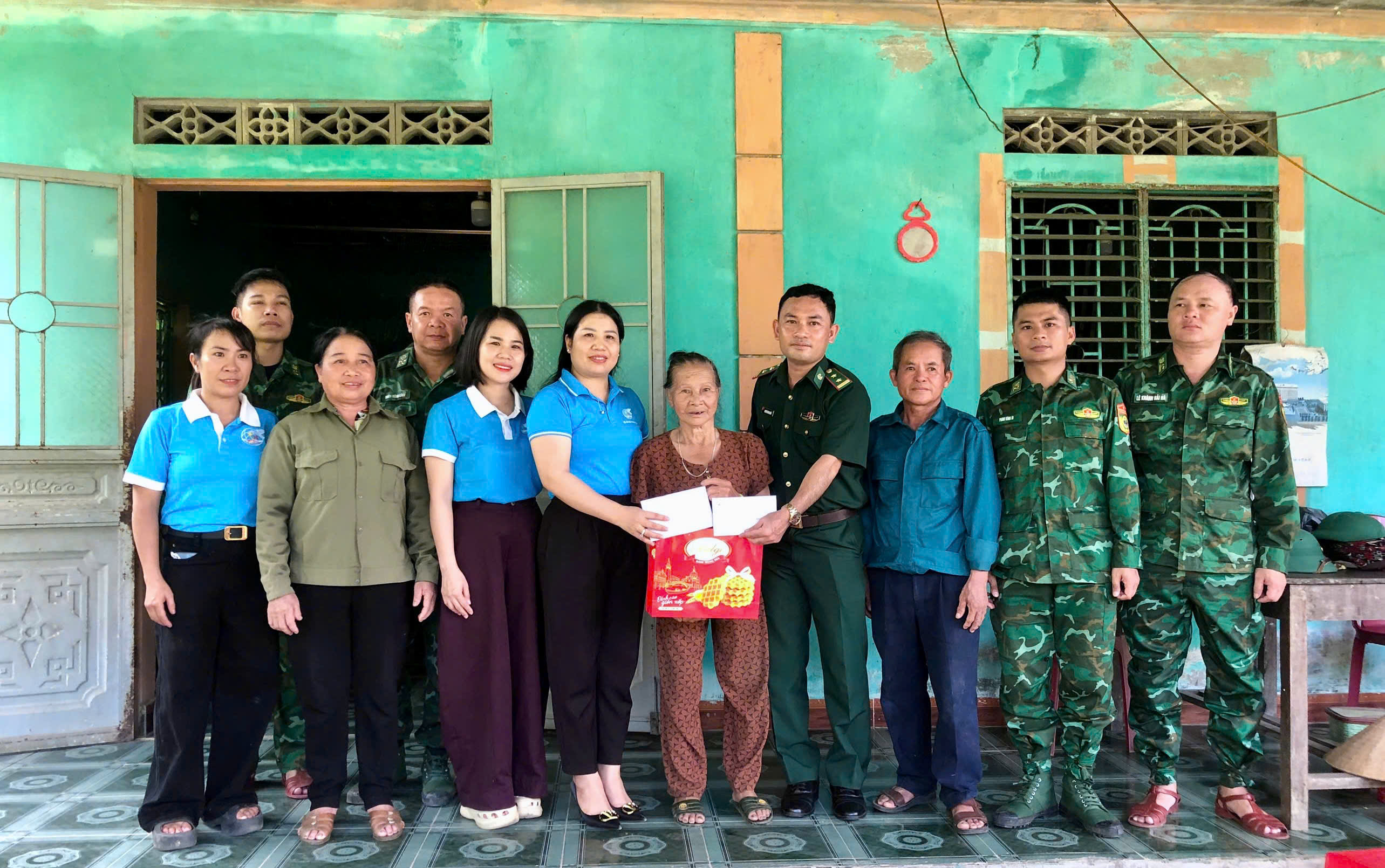 Hội Liên hiệp phụ nữ xã Hương Bình thăm hỏi, tặng quà chỉnh trang vườn hộ cho gia đình chính sách