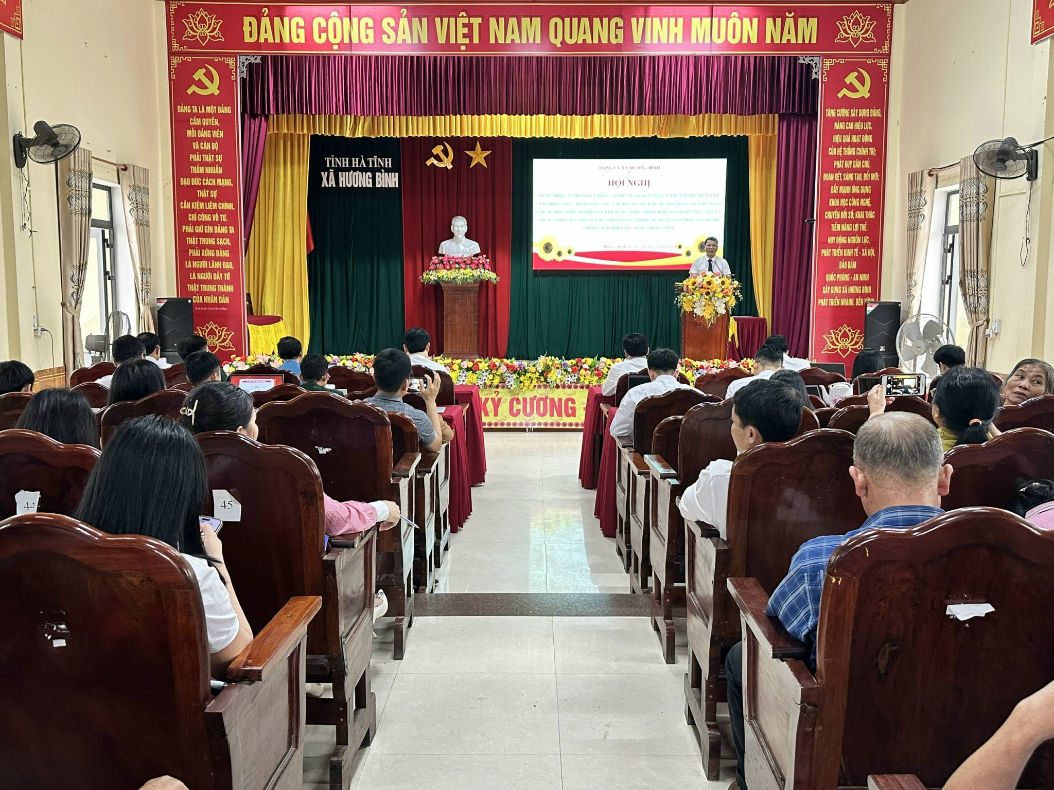 Đảng ủy xã Hương Bình tổ chức hội nghị học tập, quán triệt các Nghị quyết, quy định của Đảng. 