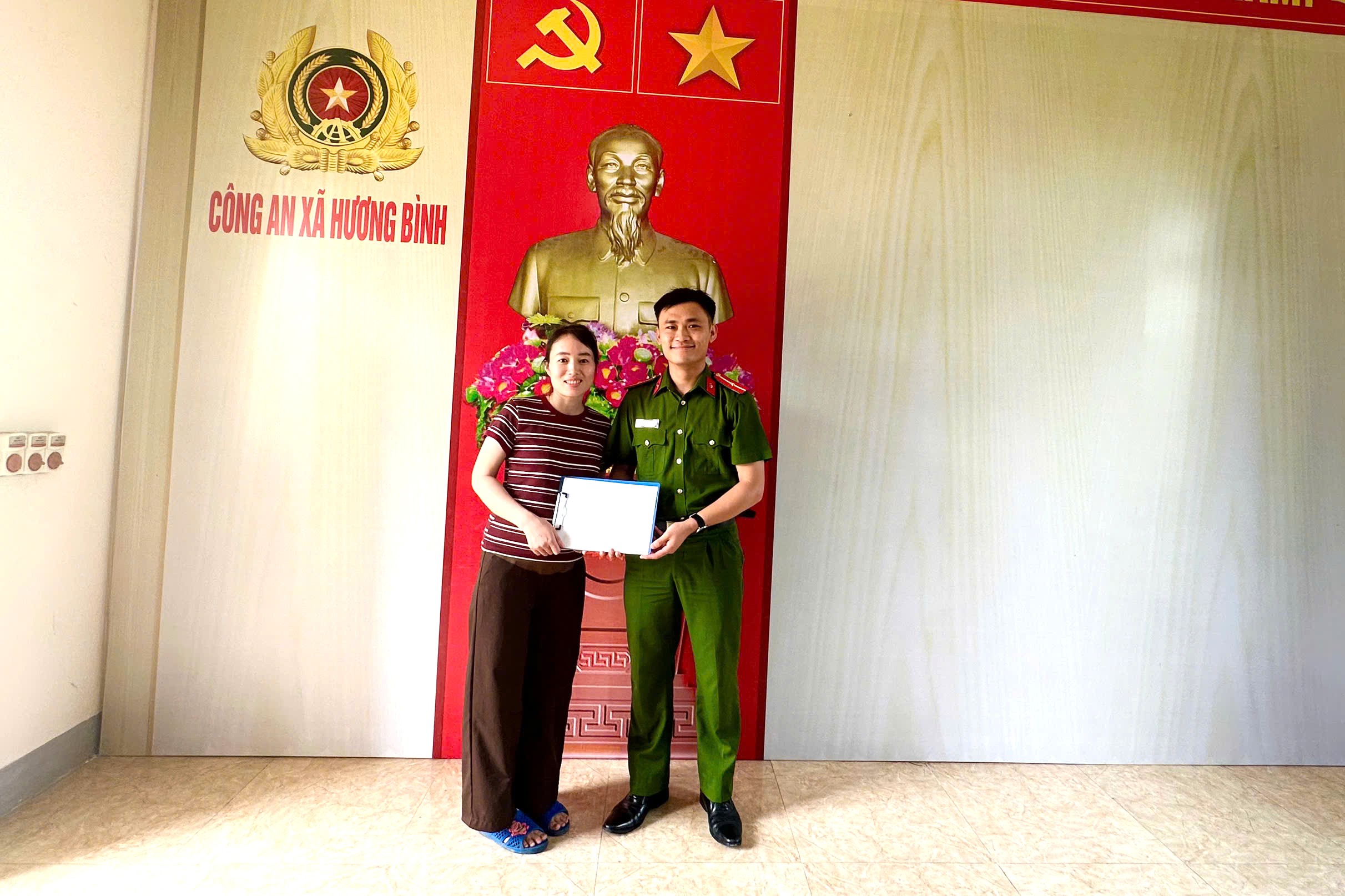Công an xã Hương Bình phối hợp người dân trả lại 7 triệu đồng do chuyển nhầm vào tài khoản