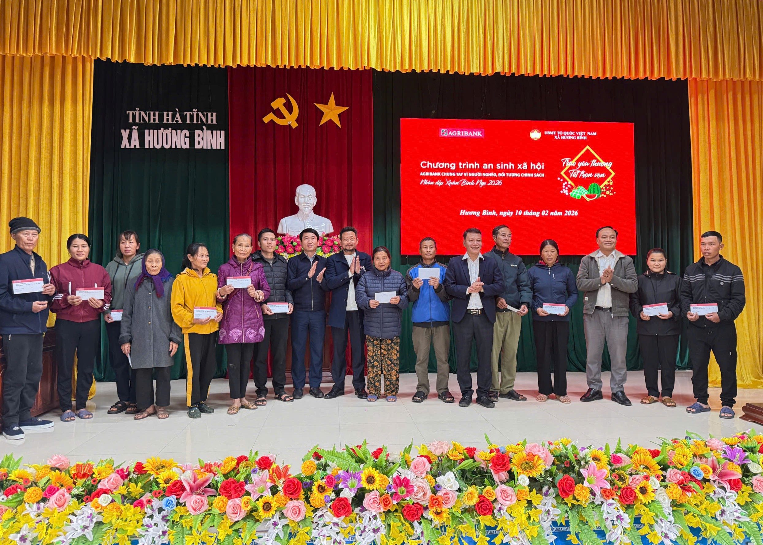 100 suất quà trao cho hộ có hoàn cảnh khó khăn 