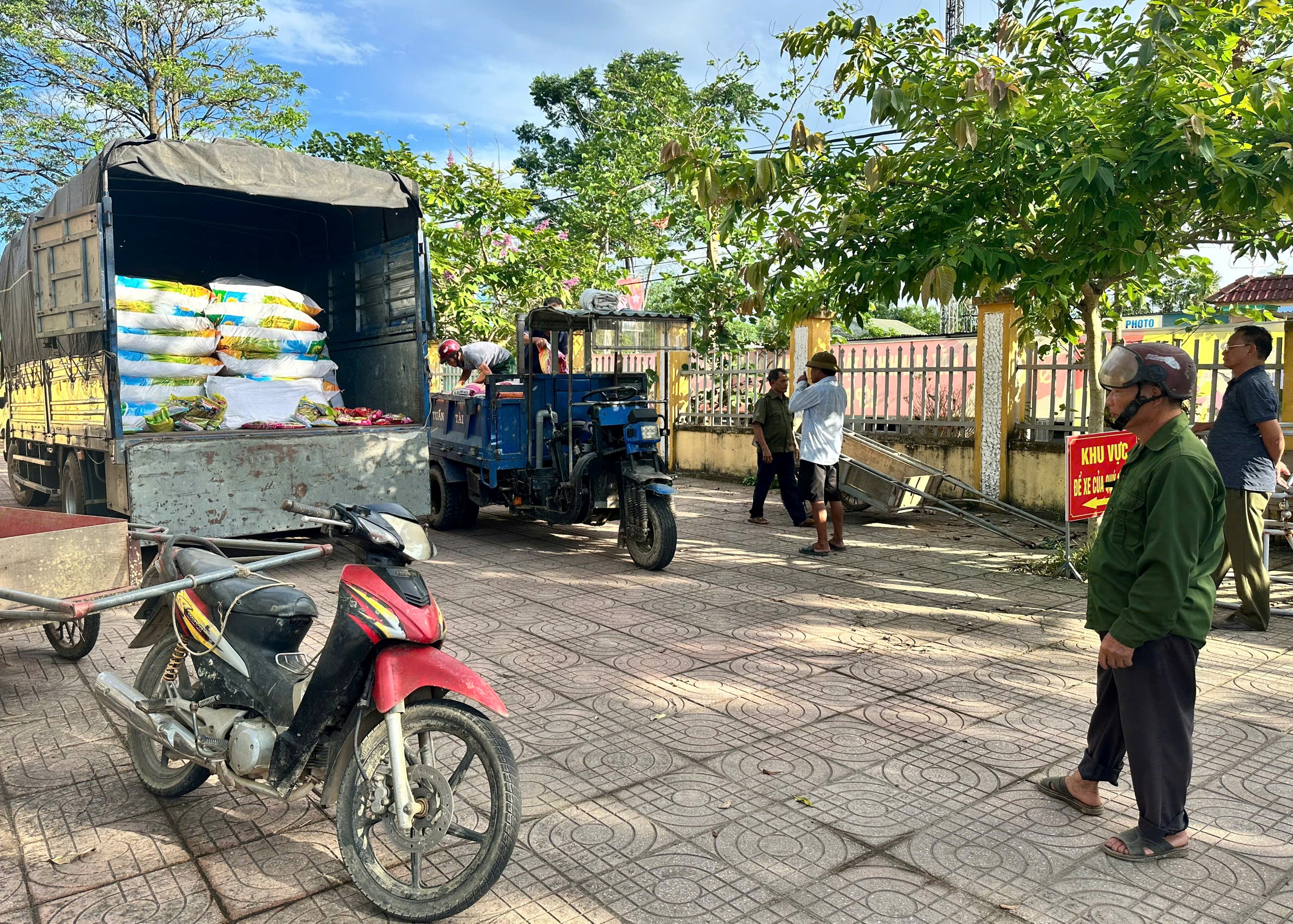 Hương Bình cung ứng giống lúa cho nhân dân sản xuất vụ Hè Thu 2026 